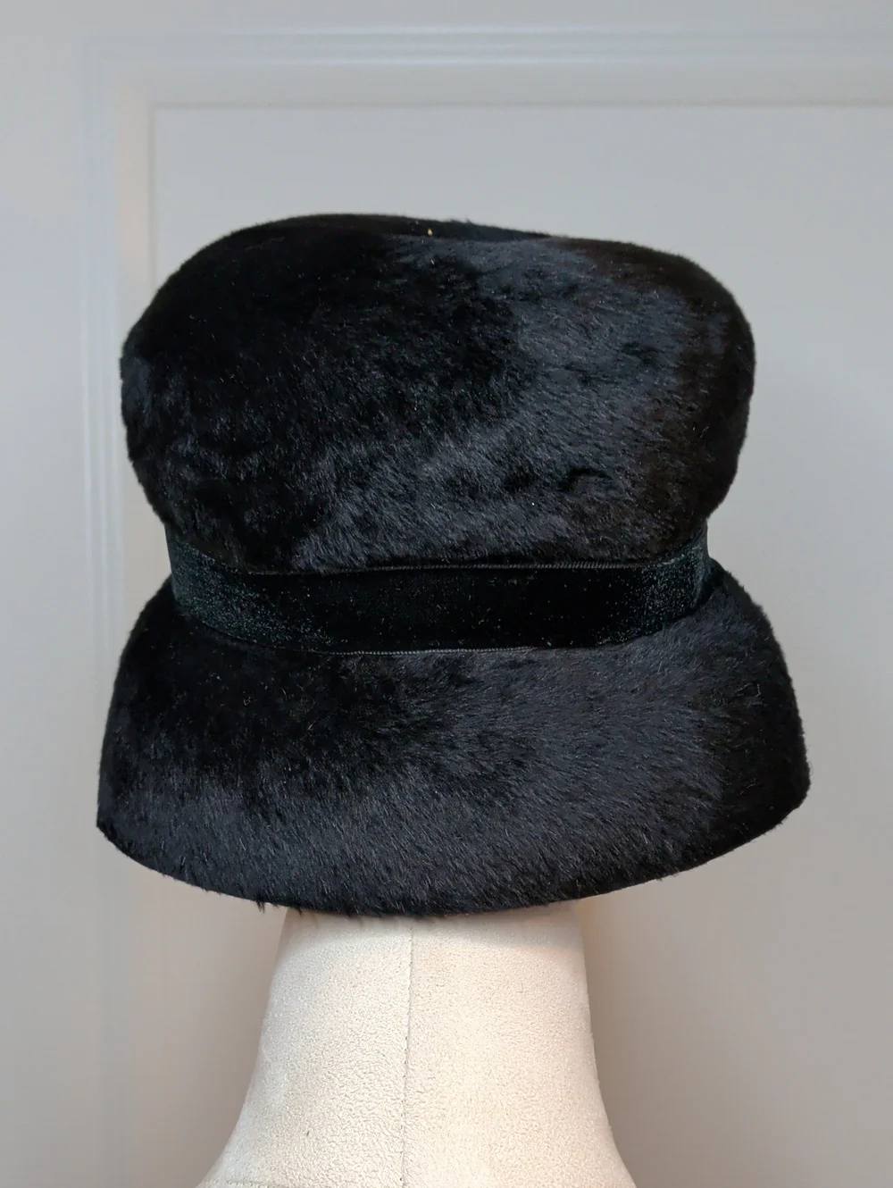 Vintage 50s Musketeer Hat Black Fur Cloche Bucket Style Ribbon SZ 22